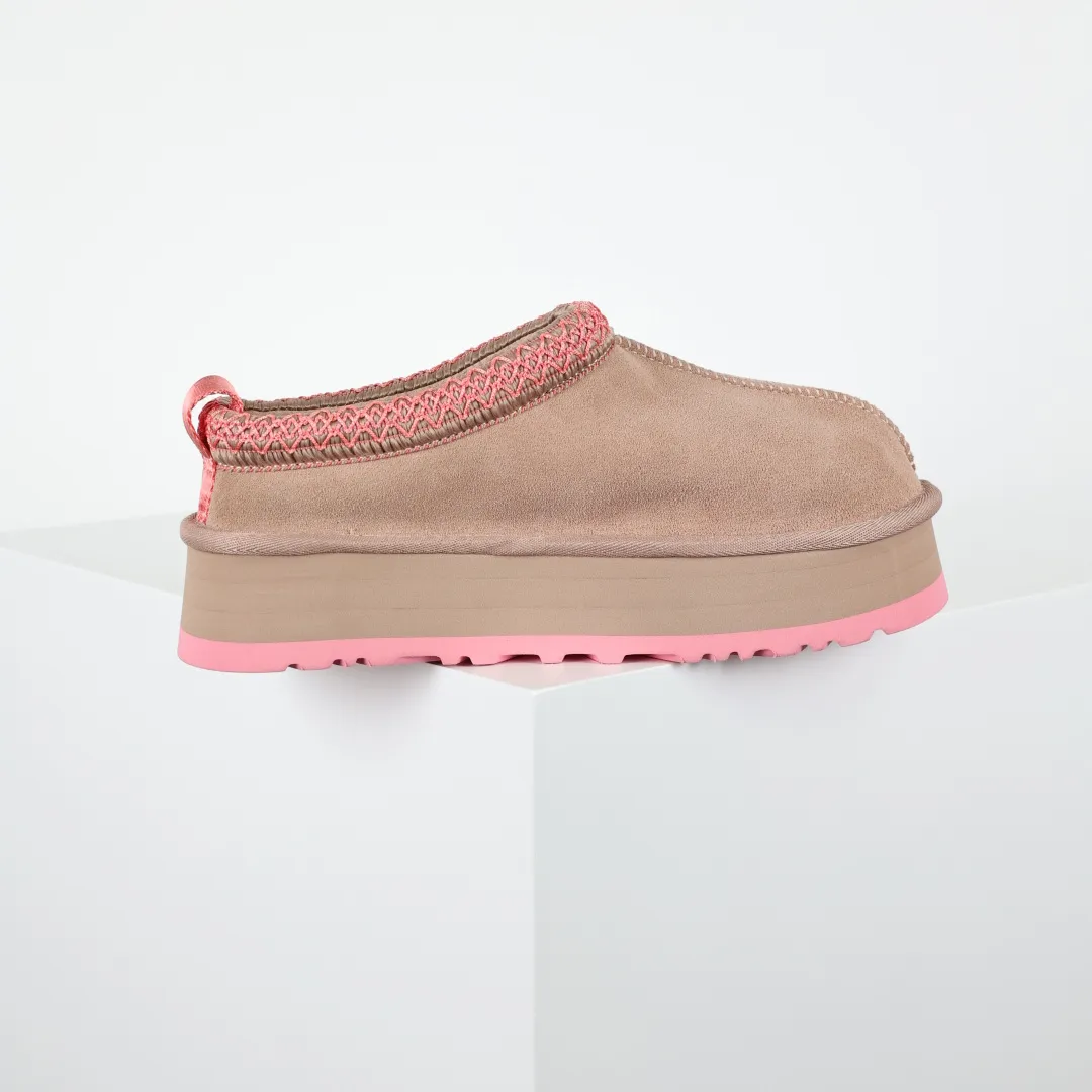 Copy price 💰560 Core recommendation of good price 5cm thick sole, independently developed original outsole, cashmere insole, keeping warm in winter, suitable for home use. In the new year, uug launched a style series, which is partially geared towards the preferences of young consumers. It has also moved to the forefront of fashion trends. Shoe body material, water-repellent coated suede upper, 17 mm UGGPURE™ implanted wool insole, lightweight non-slip and comfortable rubber outsole, with brand LOGO and trademark, with full package Size: 35 36 37 38 39 40
